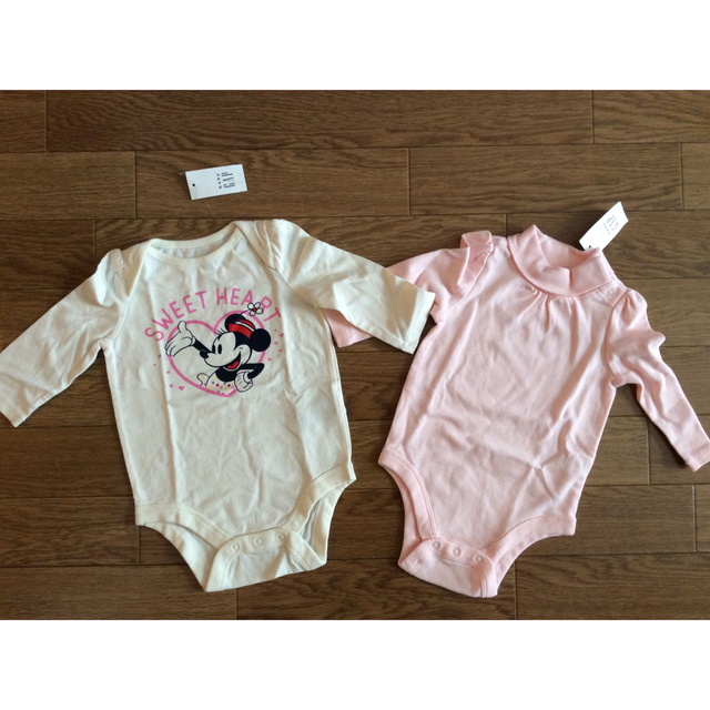 babyGAP(ベビーギャップ)の新品未使用タグ付きギャップDisneyロンパース白ピンク長袖2点セット60肌着 キッズ/ベビー/マタニティのベビー服(~85cm)(ロンパース)の商品写真