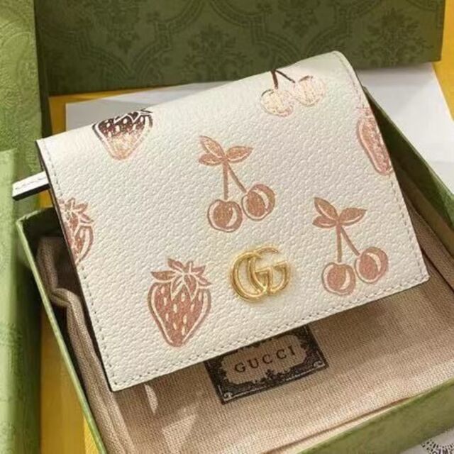 最大66%オフ! グッチ GGマーモント ベリー いちご 二つ折り財布 白系