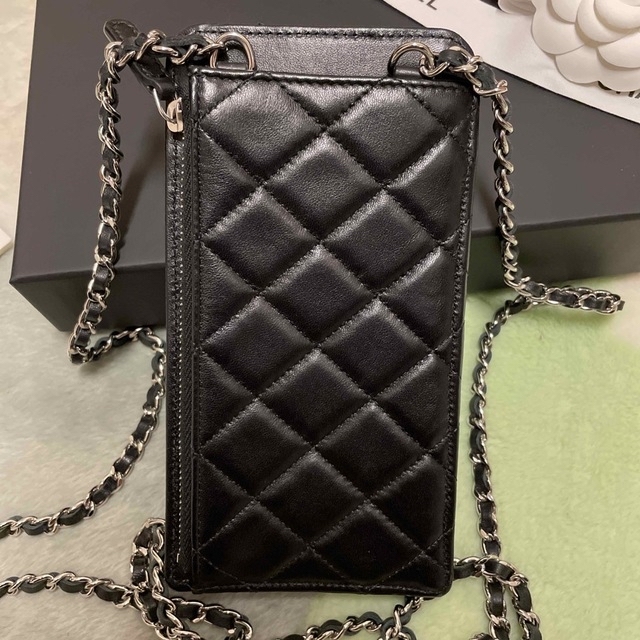 CHANEL(シャネル)のCHANEL 携帯ケース スマホ/家電/カメラのスマホアクセサリー(iPhoneケース)の商品写真