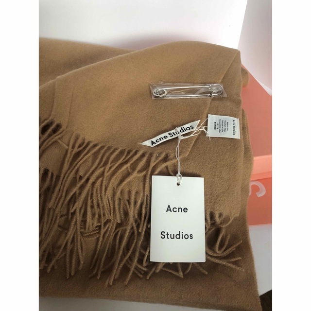 Acne Studios(アクネストゥディオズ)のAcne Studios マフラー 新タグ 留ピン付き 期間限定 値下げ中 レディースのファッション小物(マフラー/ショール)の商品写真