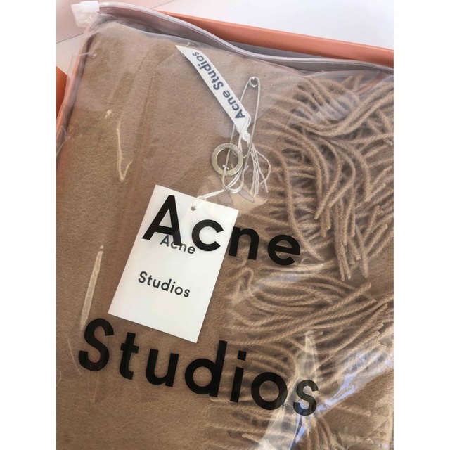 Acne Studios(アクネストゥディオズ)のAcne Studios マフラー 新タグ 留ピン付き 期間限定 値下げ中 レディースのファッション小物(マフラー/ショール)の商品写真