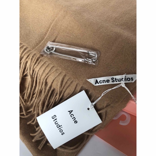 Acne Studios(アクネストゥディオズ)のAcne Studios マフラー 新タグ 留ピン付き 期間限定 値下げ中 レディースのファッション小物(マフラー/ショール)の商品写真