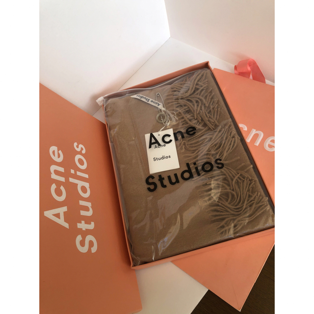 Acne Studios(アクネストゥディオズ)のAcne Studios マフラー 新タグ 留ピン付き 期間限定 値下げ中 レディースのファッション小物(マフラー/ショール)の商品写真