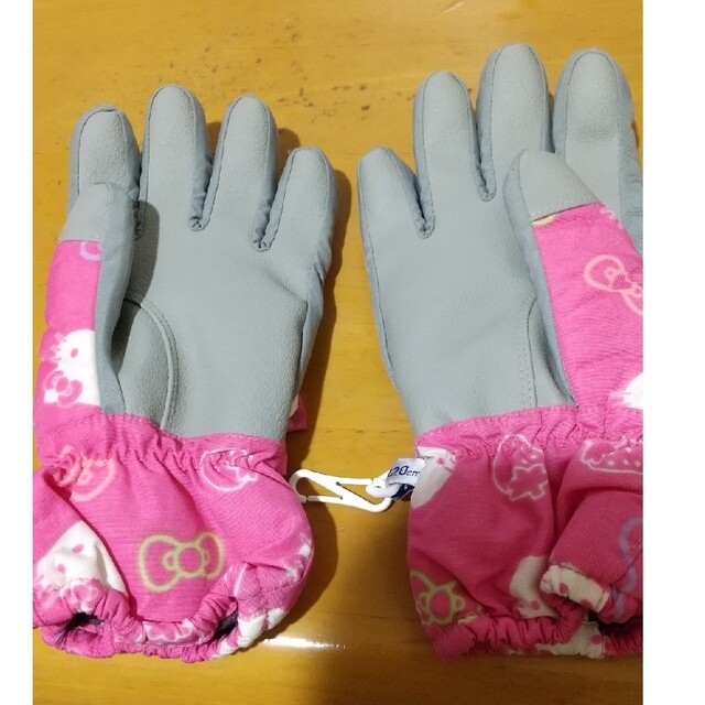 Ignio(イグニオ)の雪用手袋　ハローキティ　120cm スポーツ/アウトドアのスキー(その他)の商品写真