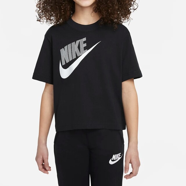 NIKE(ナイキ)の新品 NIKE ガールズ 150 Tシャツ ナイキ キッズ/ベビー/マタニティのキッズ服女の子用(90cm~)(Tシャツ/カットソー)の商品写真