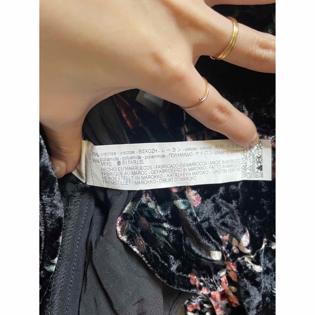 ZARA(ザラ)のZARA カシュクールベロアトップス　フラワー　ブラック レディースのトップス(その他)の商品写真