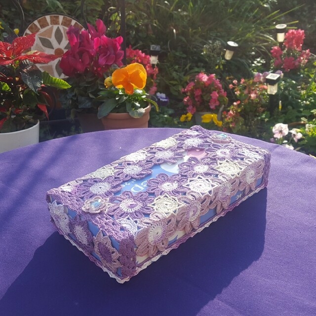 紫系レース編みのティッシュボックスカバー ハンドメイドのインテリア/家具(インテリア雑貨)の商品写真