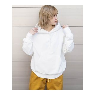 アールエヌエー(RNA)の【ホワイト】M1807 パラダイスカラーHOODIE(パーカー)