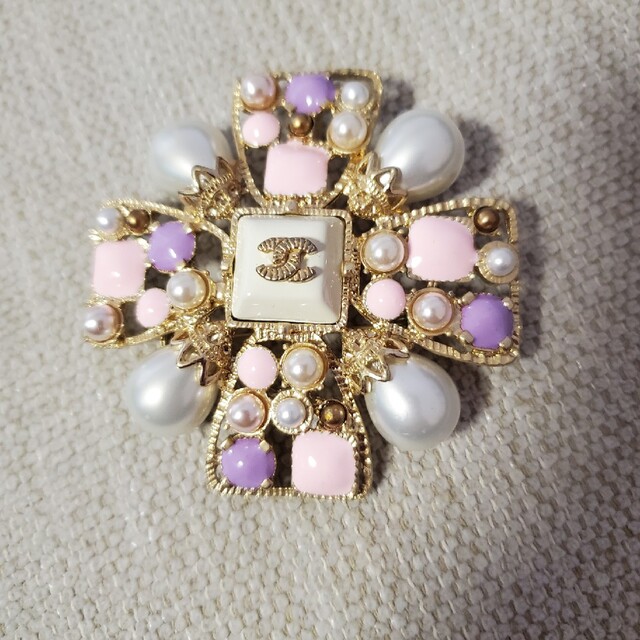 CHANEL(シャネル)のパール ブローチ レディースのアクセサリー(ブローチ/コサージュ)の商品写真