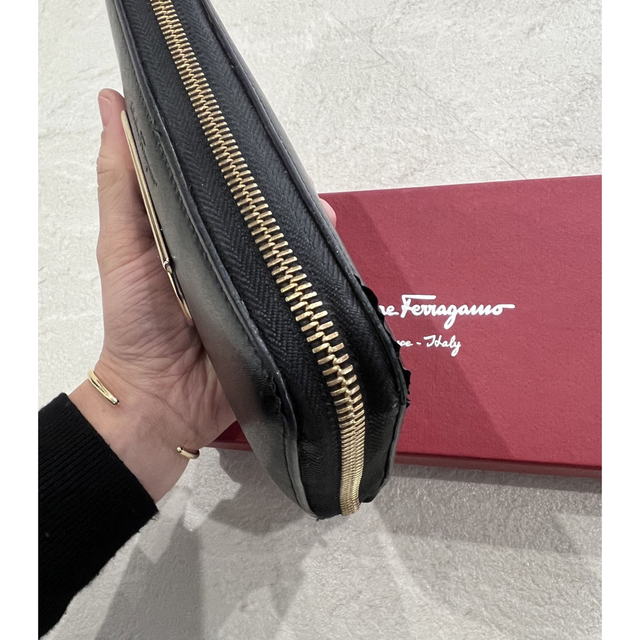 Salvatore Ferragamo(サルヴァトーレフェラガモ)の美品　フェラガモ　ガンチーニ　ラウンドジップ　長財布 レディースのファッション小物(財布)の商品写真