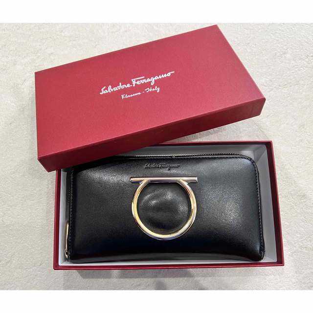 Salvatore Ferragamo(サルヴァトーレフェラガモ)の美品　フェラガモ　ガンチーニ　ラウンドジップ　長財布 レディースのファッション小物(財布)の商品写真