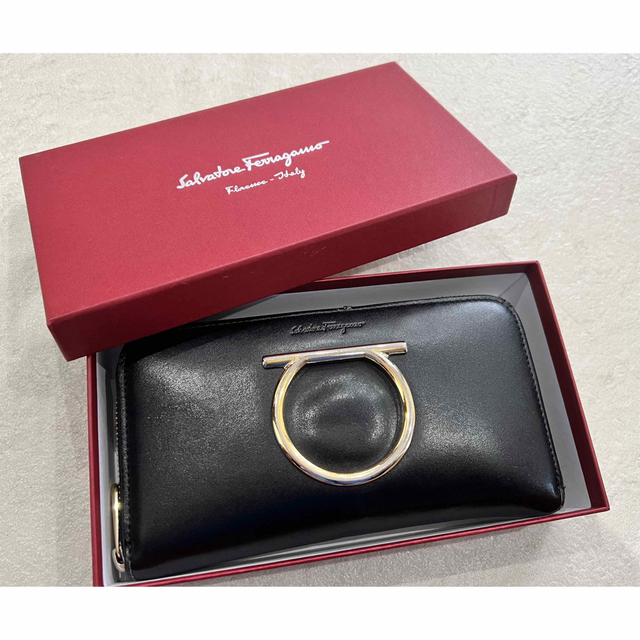 Salvatore Ferragamo(サルヴァトーレフェラガモ)の美品　フェラガモ　ガンチーニ　ラウンドジップ　長財布 レディースのファッション小物(財布)の商品写真