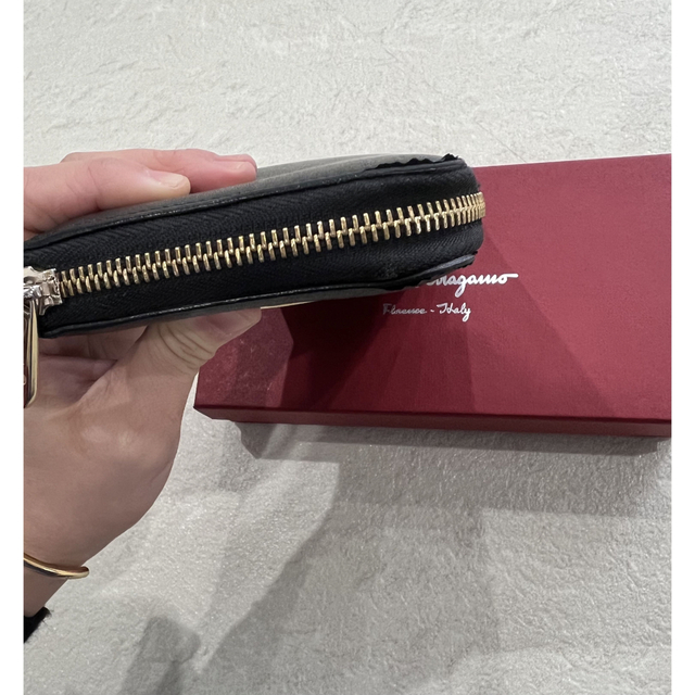 Salvatore Ferragamo(サルヴァトーレフェラガモ)の美品　フェラガモ　ガンチーニ　ラウンドジップ　長財布 レディースのファッション小物(財布)の商品写真