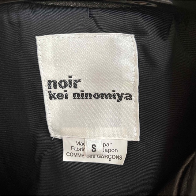 COMME des GARCONS(コムデギャルソン)のコムデギャルソンnoir kei ninomiyaレザージップスリーブジャケット レディースのジャケット/アウター(ライダースジャケット)の商品写真