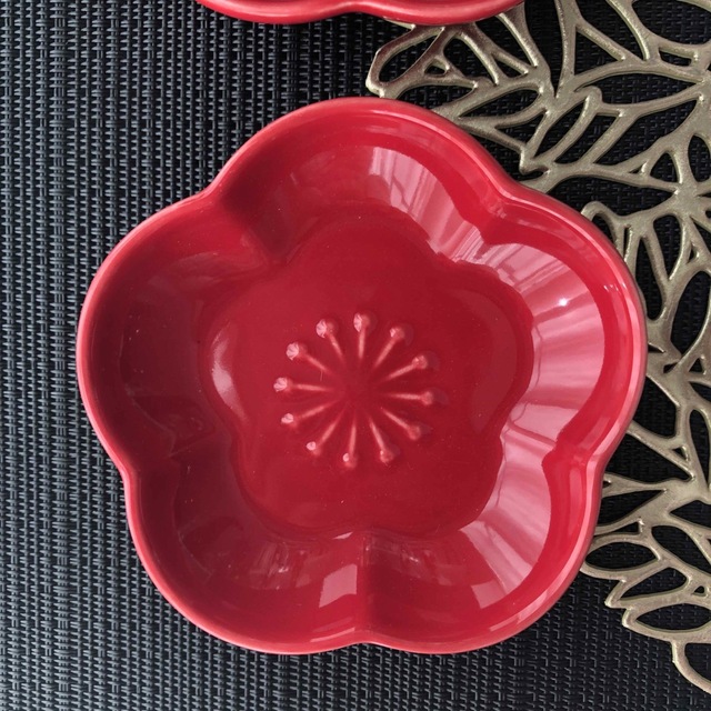 新品未使用！　梅　豆皿　小皿　箸置き　醤油皿　紅白　赤　花 インテリア/住まい/日用品のキッチン/食器(食器)の商品写真