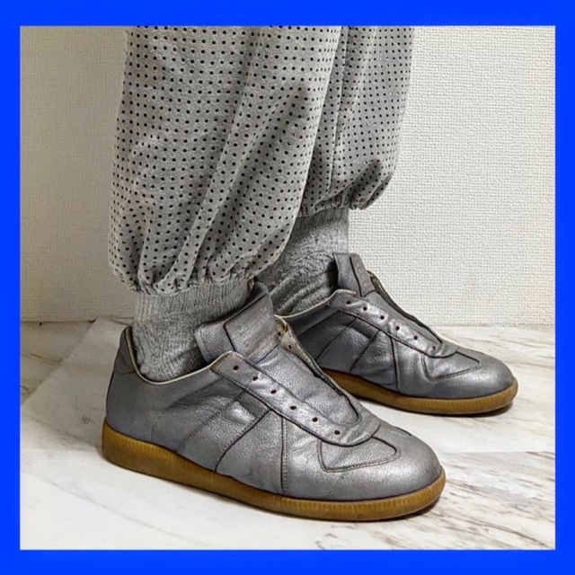 Maison Martin Margiela(マルタンマルジェラ)の初期 maison margiela replica 銀色 ジャーマントレーナー メンズの靴/シューズ(スニーカー)の商品写真