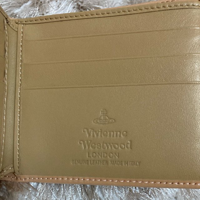 Vivienne Westwood(ヴィヴィアンウエストウッド)の【未使用】Vivienne Westwood 二つ折り財布　エナメル　ピンク レディースのファッション小物(財布)の商品写真