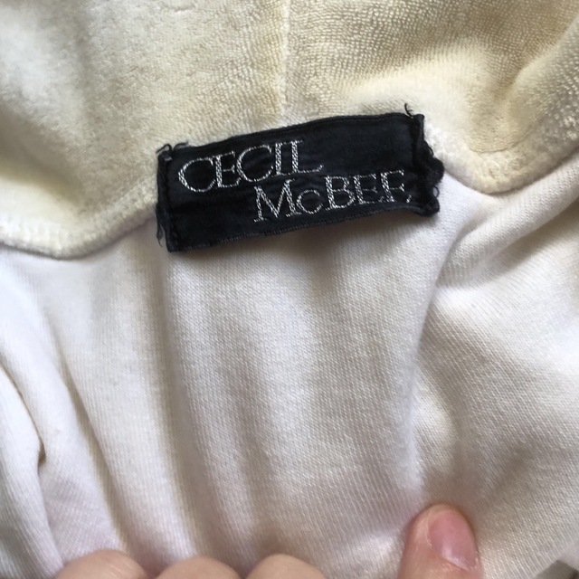 CECIL McBEE(セシルマクビー)の【送料込み】セシルマクビー　ホワイトパーカー レディースのトップス(パーカー)の商品写真