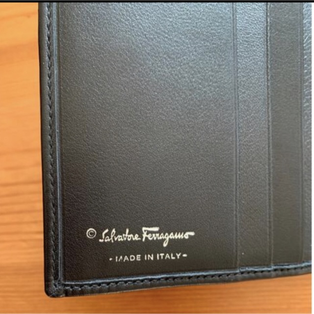 Salvatore Ferragamo(サルヴァトーレフェラガモ)のフェラガモ財布　メンズ二つ折り黒色 メンズのファッション小物(折り財布)の商品写真
