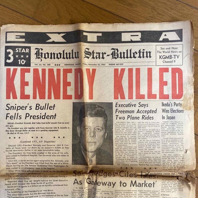 【歴史的価値】JFK ジョン・F・ケネディ大統領暗殺時の米国ハワイの新聞 エンタメ/ホビーの雑誌(ニュース/総合)の商品写真