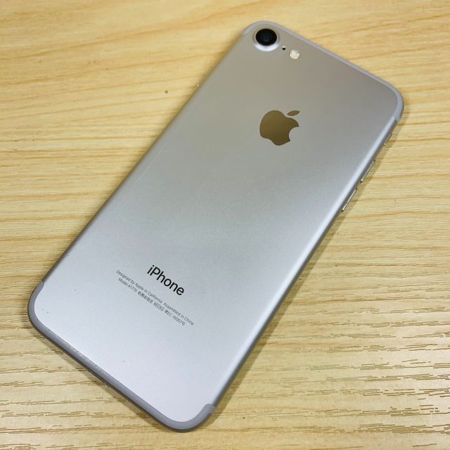 Apple(アップル)のﾊﾞｯﾃﾘｰ100％ SIMﾌﾘｰ iPhone7 32GB P140 スマホ/家電/カメラのスマートフォン/携帯電話(スマートフォン本体)の商品写真