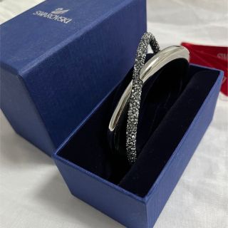 スワロフスキー(SWAROVSKI)のSWAROVSKI 🦢 クリスタルダスト クロスカフ(ブレスレット/バングル)