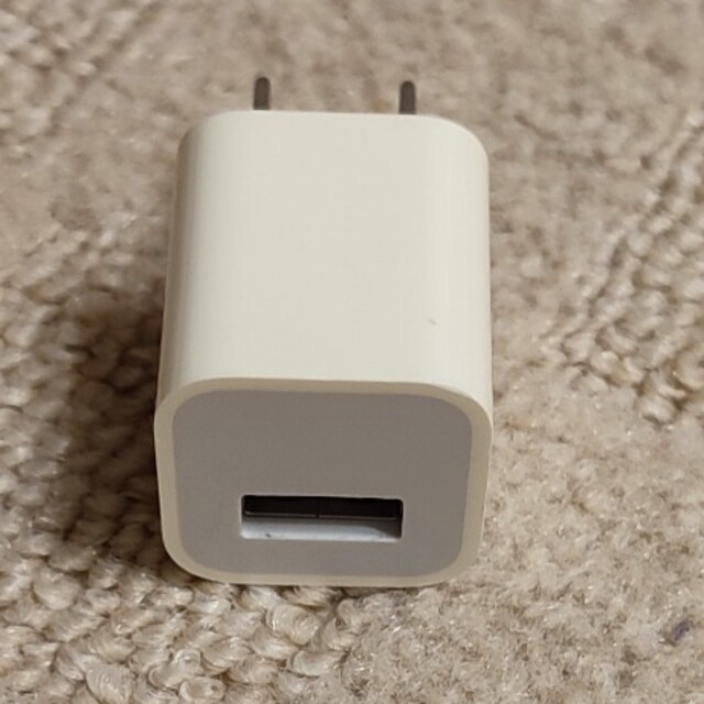 Apple(アップル)のApple(アップル) USB アダプター スマホ/家電/カメラのスマートフォン/携帯電話(バッテリー/充電器)の商品写真