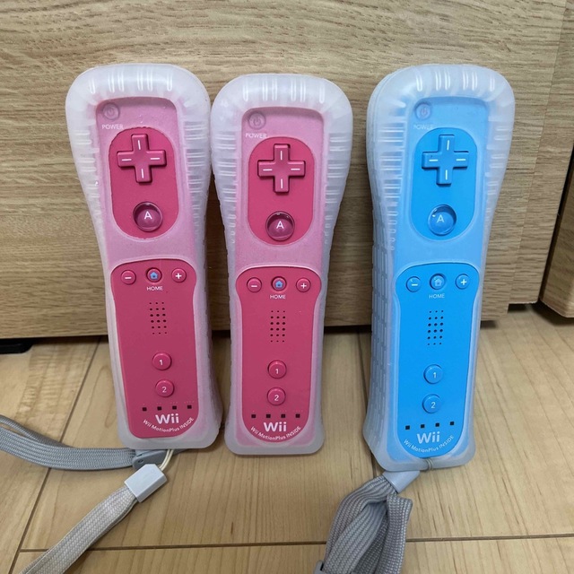 Wii(ウィー)のwiiリモコン　３台セット エンタメ/ホビーのゲームソフト/ゲーム機本体(その他)の商品写真