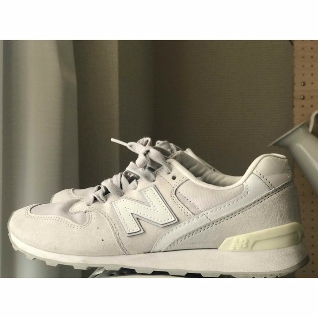 New Balance(ニューバランス)の23日まで！超美品 ニューバランス WR996 ライトグレー 12,100円  レディースの靴/シューズ(スニーカー)の商品写真