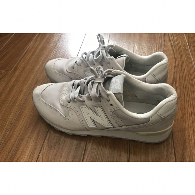 New Balance(ニューバランス)の23日まで！超美品 ニューバランス WR996 ライトグレー 12,100円  レディースの靴/シューズ(スニーカー)の商品写真