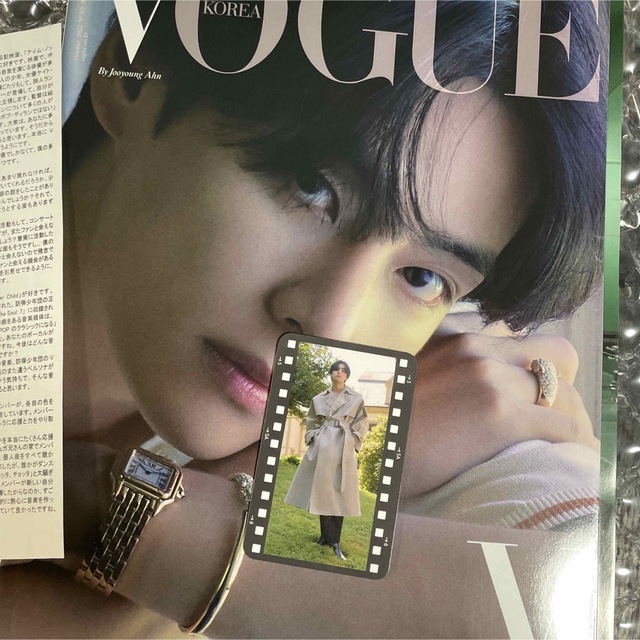 防弾少年団(BTS)(ボウダンショウネンダン)のvogue korea v BTS テテ　テヒョン　翻訳付き　新品未使用品 エンタメ/ホビーの雑誌(ファッション)の商品写真