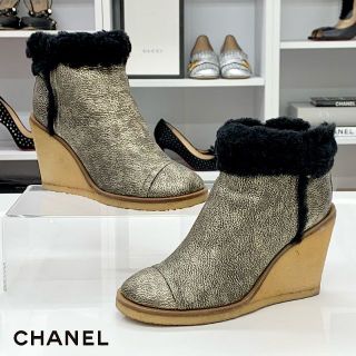 シャネル(CHANEL)の2846 シャネル ロゴ ウェッジソール ムートンブーツ ゴールド系(ブーツ)