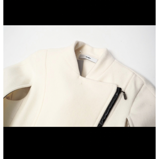 シェリエ新品　shller ウールケープコート　白　即完売品　再販無し　ホワイト レディースのジャケット/アウター(毛皮/ファーコート)の商品写真