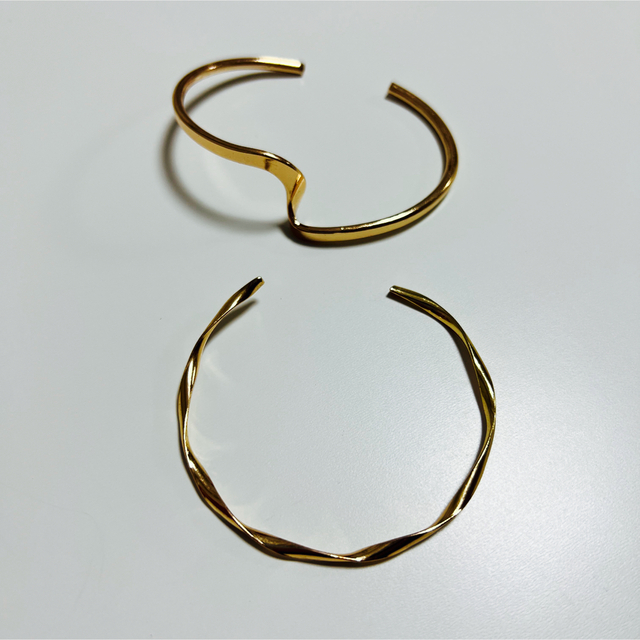 ゴールドバングル　2個セット レディースのアクセサリー(ブレスレット/バングル)の商品写真