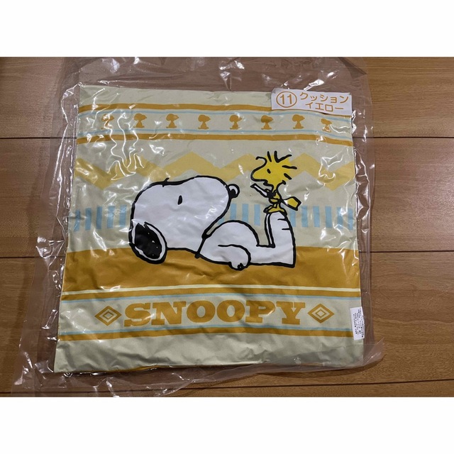 SNOOPY(スヌーピー)のサンリオ　当たりくじ　スヌーピー　クッション　イエロー エンタメ/ホビーのおもちゃ/ぬいぐるみ(キャラクターグッズ)の商品写真