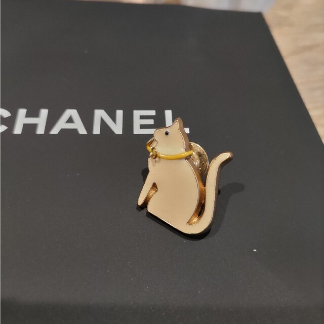 CHANEL(シャネル)のCHANEL＊白猫ブローチ レディースのアクセサリー(ブローチ/コサージュ)の商品写真