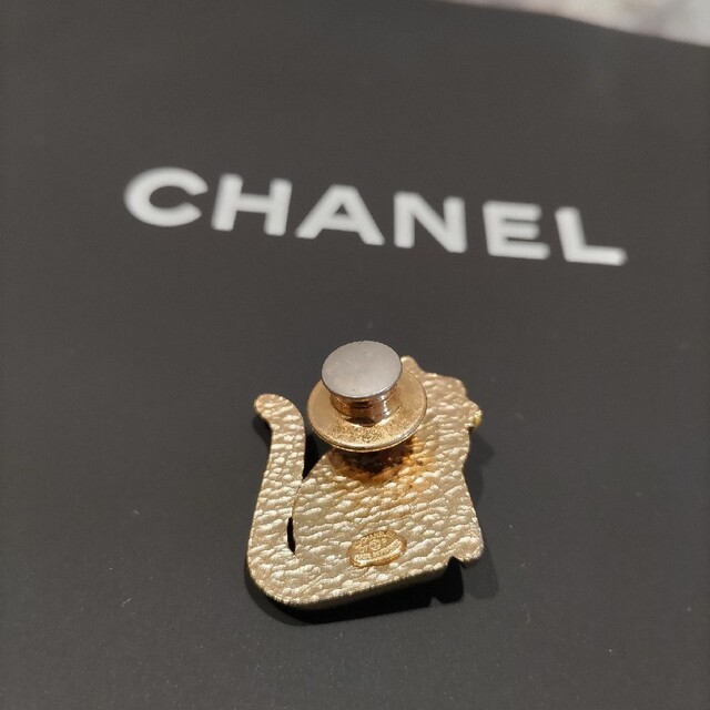 CHANEL(シャネル)のCHANEL＊白猫ブローチ レディースのアクセサリー(ブローチ/コサージュ)の商品写真