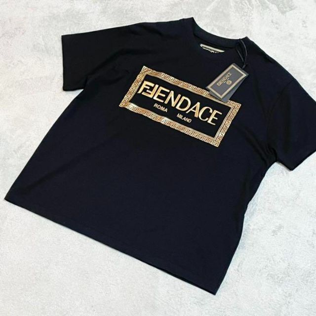 新しく着き FENDI - 【新品未使用】 FENDACE コラボ ロゴ柄 半袖T