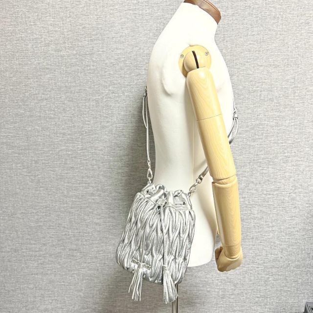ミュウミュウ MIU MIU バケットショルダーバッグ マテラッセ シルバー