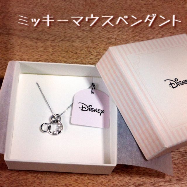 Disney(ディズニー)のディズニー ミッキー ペンダント シルバー / 公式認可品 未使用 箱バッグ付き レディースのアクセサリー(ネックレス)の商品写真