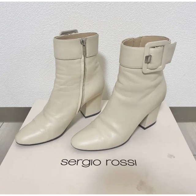 Sergio Rossi(セルジオロッシ)のSergio rossi バックル　ショートブーツ　アイボリー レディースの靴/シューズ(ブーティ)の商品写真