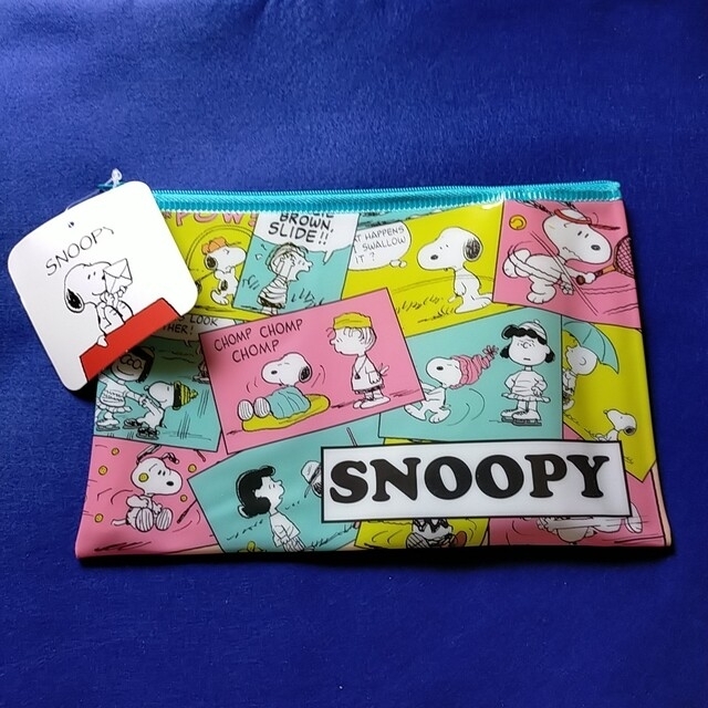 SNOOPY(スヌーピー)の【交渉中】スヌーピー　平型ポーチ　クラシック柄　カラー・モノクロ・ブルー エンタメ/ホビーのおもちゃ/ぬいぐるみ(キャラクターグッズ)の商品写真