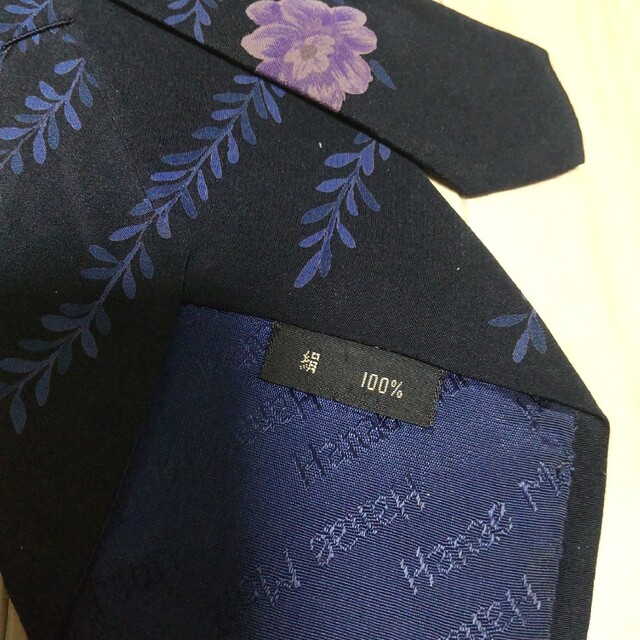 HANAE MORI(ハナエモリ)のモリハナエ 日本製 ネイビー 花柄 植物柄 シルク ネクタイ メンズのファッション小物(ネクタイ)の商品写真