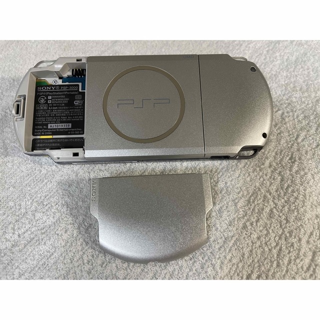 PlayStation Portable(プレイステーションポータブル)の☆良品☆　PSP-3000  ミスティックシルバー エンタメ/ホビーのゲームソフト/ゲーム機本体(携帯用ゲーム機本体)の商品写真