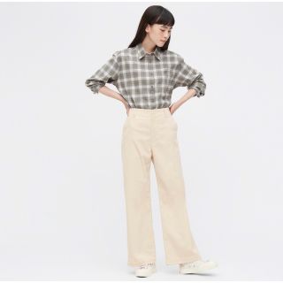 ユニクロ(UNIQLO)のユニクロ　コーデュロイワイドパンツ　L 白　オフホワイト　クリーム(バギーパンツ)