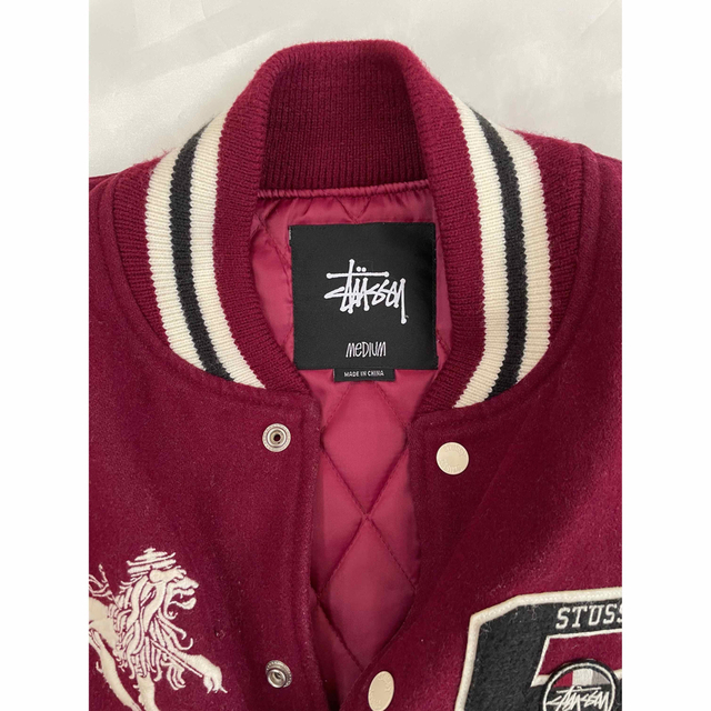 STUSSY(ステューシー)のSTUSSYステューシー　スタジャン　ラスタライオン　刺繍　ワインレッド　M メンズのジャケット/アウター(スタジャン)の商品写真