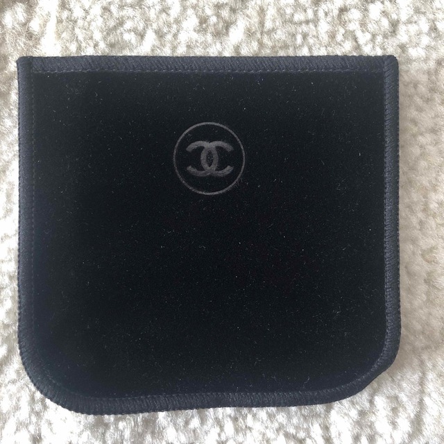 CHANEL(シャネル)のCHANELコンパクトケースカバー コスメ/美容のコスメ/美容 その他(その他)の商品写真