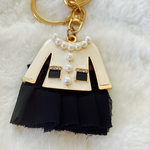 キーチェーン白ジャケット黒チュールスカート レディースのファッション小物(キーホルダー)の商品写真