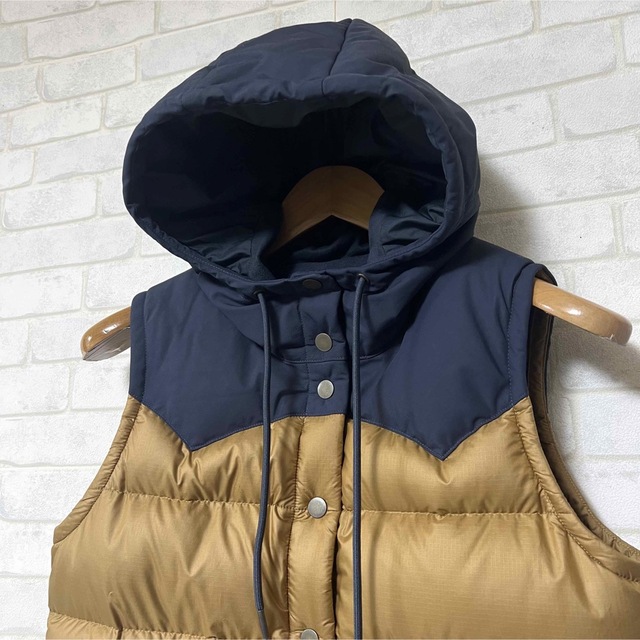 patagonia(パタゴニア)の【大人気】パタゴニア ウィメンズ・ビビー・フーデッド・ベスト S 27747 レディースのジャケット/アウター(ダウンベスト)の商品写真