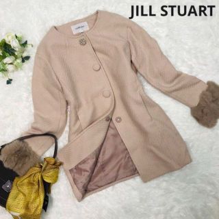 ジルスチュアート(JILLSTUART)のスカーフやマフラーで個性をだして。明るい色目も印象的な合わせやすいミドルコート(ロングコート)